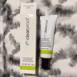 Mary Kay Clearproof Acne Treatment Gel - White with Green Accent